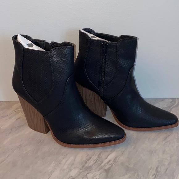 Qupid Shoes - Black snake booties